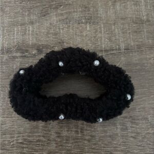 NWOT Black Sherpa and Pearl Claw Clip